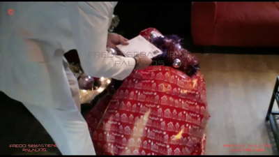 Mama, Mo ni mi keresimesi bayi oniru bilondi Mama bishi pẹlu ńlá kẹtẹkẹtẹ irikuri nipa akukọ